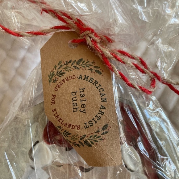 HAND PAINTED SANTA CHRISTMAS ROUND ORNAMENT NWT - Picture 4 of 7